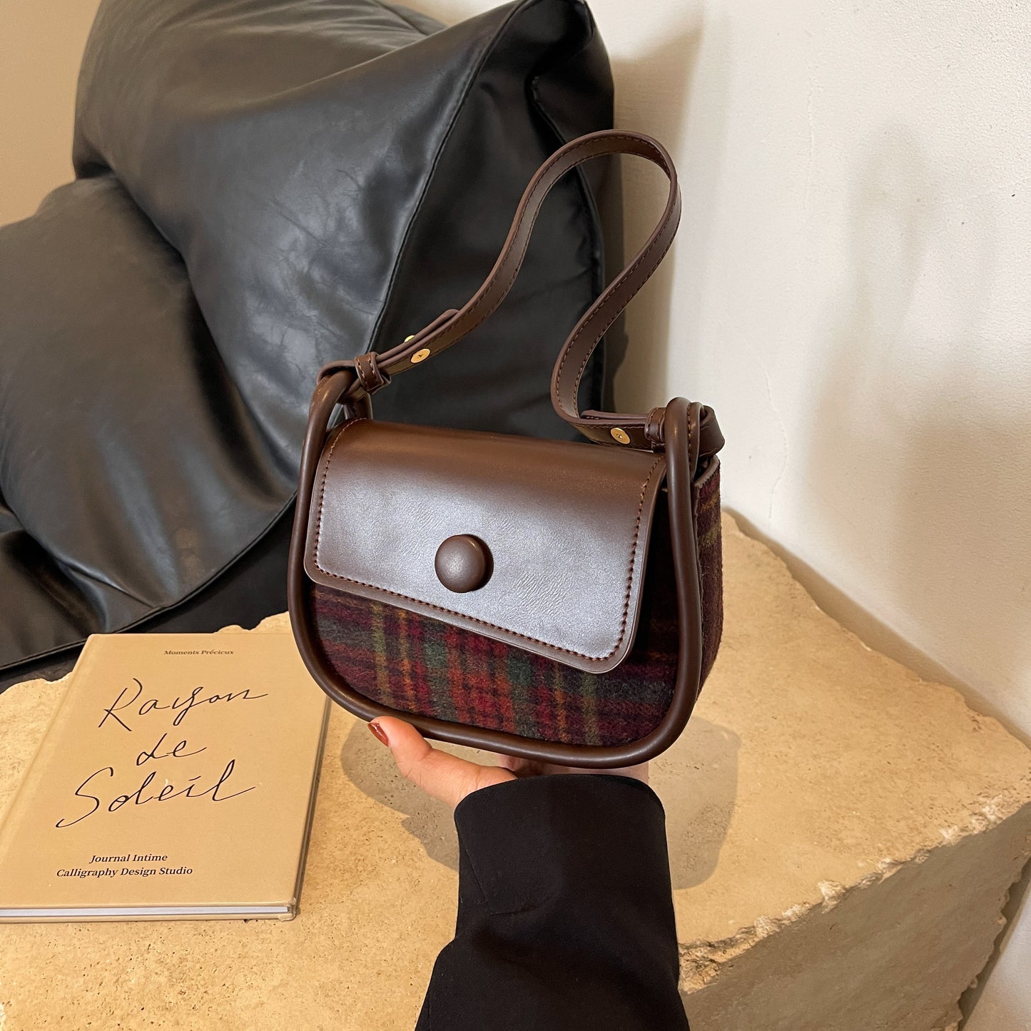 Contrasting woolen small bag for women. New 2024 high-end and fashionable saddle bag.