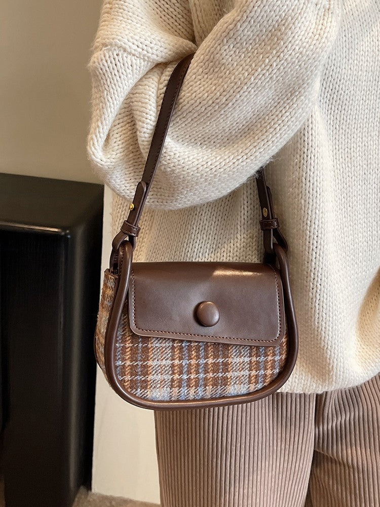 Contrasting woolen small bag for women. New 2024 high-end and fashionable saddle bag.