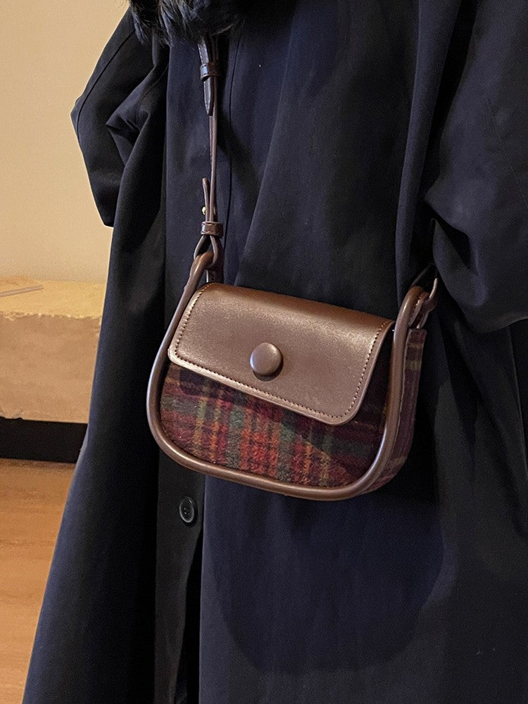 Contrasting woolen small bag for women. New 2024 high-end and fashionable saddle bag.